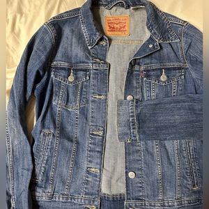 Women’s Levi’s Denim Jacket. Medium
